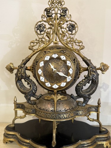 Geoffroy Dechaume & Maximilien Delafontaine - Pendule "Persane" en bronze fin XIXe siècle - Horlogerie Style 