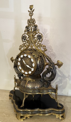 XIXe siècle - Geoffroy Dechaume & Maximilien Delafontaine - Pendule "Persane" en bronze fin XIXe siècle