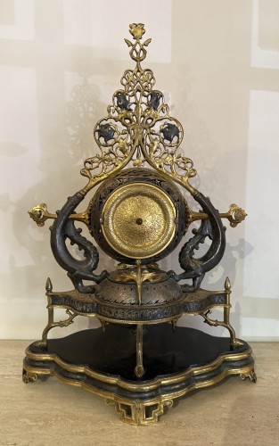 Geoffroy Dechaume & Maximilien Delafontaine - Pendule "Persane" en bronze fin XIXe siècle - 