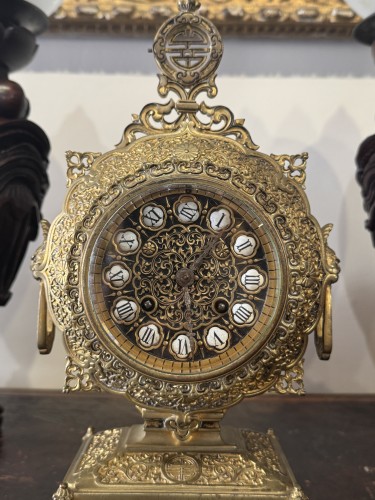 Pendule en bronze doré dans le goût du Japon, attribuée à Ferdinand Barbedienne - Horlogerie Style 