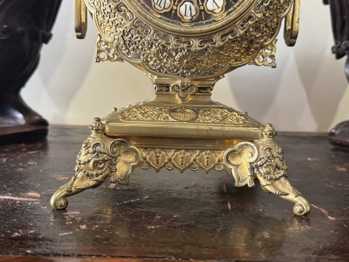 Pendule en bronze doré dans le goût du Japon, attribuée à Ferdinand Barbedienne - Blue Antique - Enzo Gironi 