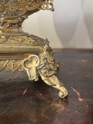 Pendule en bronze doré dans le goût du Japon, attribuée à Ferdinand Barbedienne - 