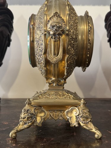  - Pendule en bronze doré dans le goût du Japon, attribuée à Ferdinand Barbedienne