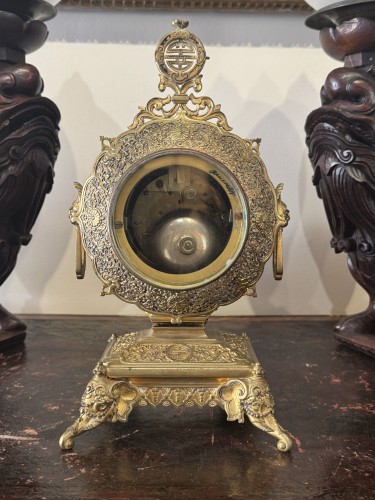 Antiquités - Pendule en bronze doré dans le goût du Japon, attribuée à Ferdinand Barbedienne