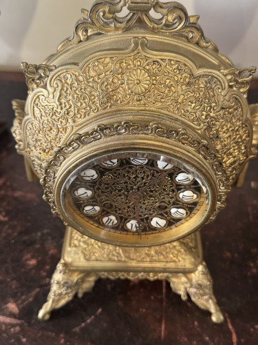 Antiquités - Pendule en bronze doré dans le goût du Japon, attribuée à Ferdinand Barbedienne