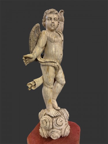 Angelot en ivoire Indo-portuguais du XVIIe siècle - Sculpture Style 