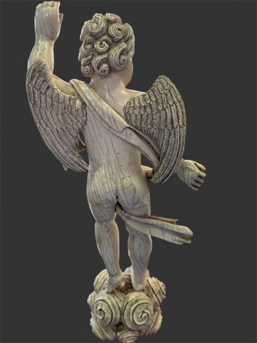 Angelot en ivoire Indo-portuguais du XVIIe siècle - Blue Antique - Enzo Gironi 