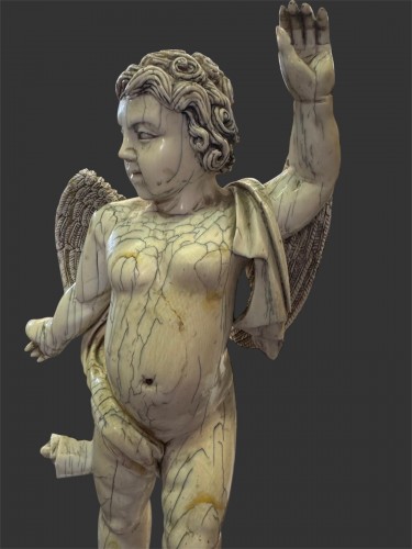 Antiquités - Angelot en ivoire Indo-portuguais du XVIIe siècle