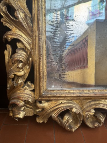 Miroir Italien en bois sculpté et doré, XVIIe siècle - 
