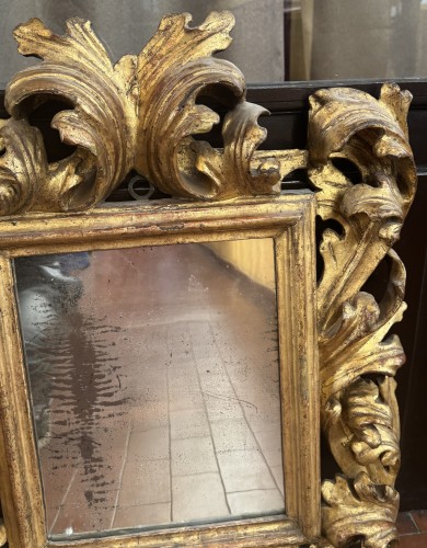  - Miroir Italien en bois sculpté et doré, XVIIe siècle