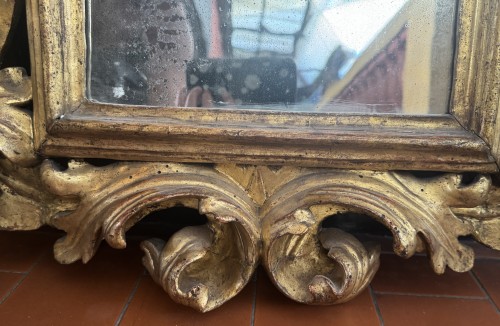 Antiquités - Miroir Italien en bois sculpté et doré, XVIIe siècle