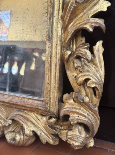 Antiquités - Miroir Italien en bois sculpté et doré, XVIIe siècle