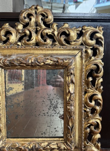 Antiquités - Miroir en bois doré sculpté, Italie XVIIe Siècle