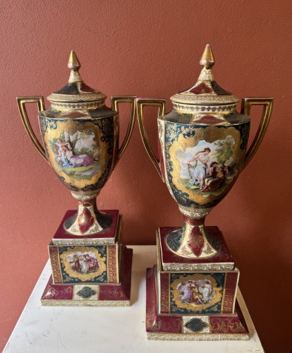 Paire de vases couverts en porcelaine de Vienne, Autriche XIXe siècle - Objet de décoration Style 