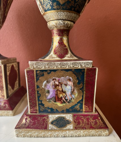 Antiquités - Paire de vases couverts en porcelaine de Vienne, Autriche XIXe siècle