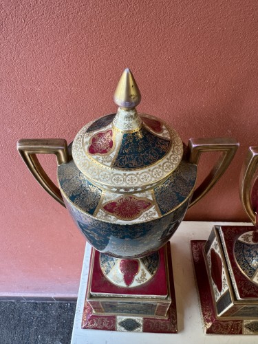 Antiquités - Paire de vases couverts en porcelaine de Vienne, Autriche XIXe siècle