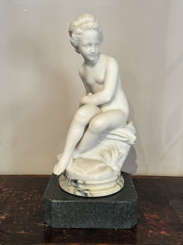 Psyche hiding the bow of love, 19th-century marble - Sculpture Style 