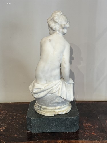 Antiquités - Psyche hiding the bow of love, 19th-century marble