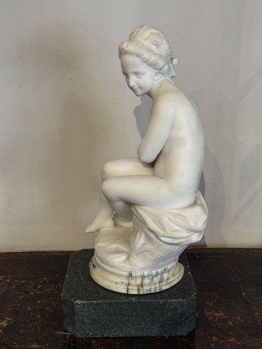 Antiquités - Psyche hiding the bow of love, 19th-century marble
