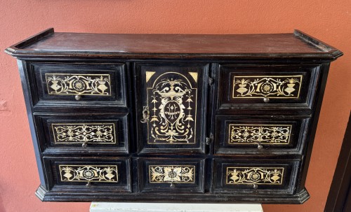 Petit cabinet en bois noirci et ivoire du XVIIe siècle - Mobilier Style 