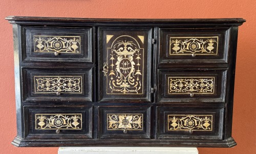 Mobilier Cabinet & Coffre - Petit cabinet en bois noirci et ivoire du XVIIe siècle