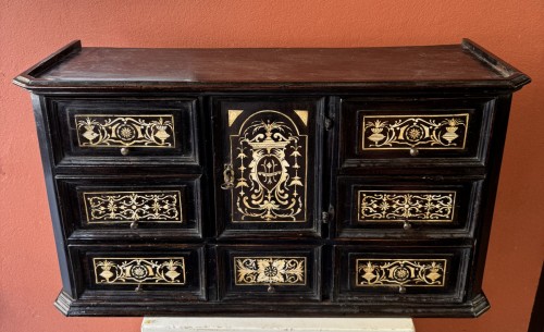Petit cabinet en bois noirci et ivoire du XVIIe siècle - Blue Antique - Enzo Gironi 