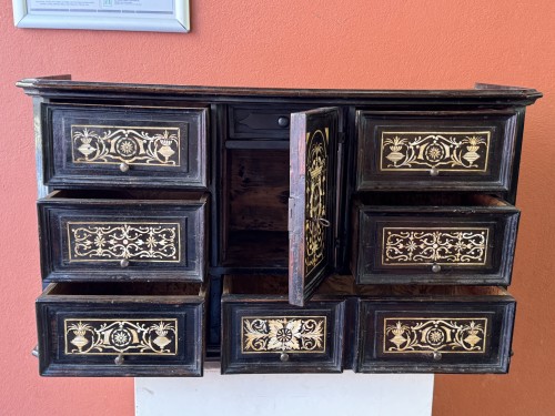 XVIIe siècle - Petit cabinet en bois noirci et ivoire du XVIIe siècle