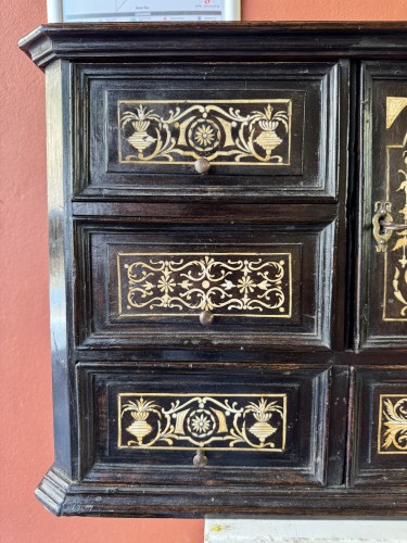 Petit cabinet en bois noirci et ivoire du XVIIe siècle - 