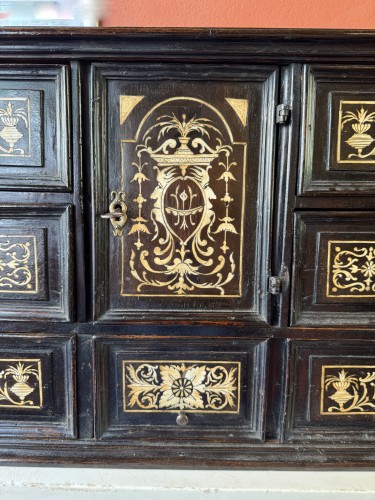  - Petit cabinet en bois noirci et ivoire du XVIIe siècle