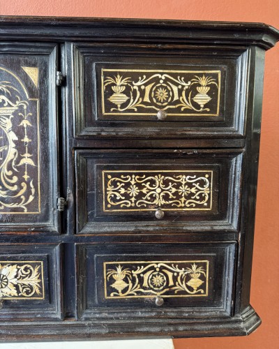 Antiquités - Petit cabinet en bois noirci et ivoire du XVIIe siècle
