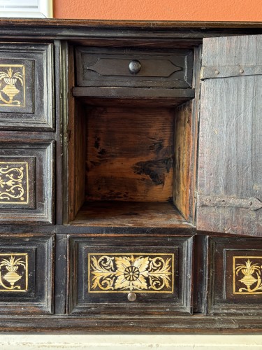 Antiquités - Petit cabinet en bois noirci et ivoire du XVIIe siècle