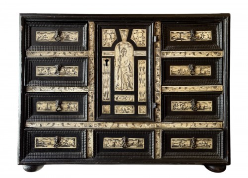 Petit cabinet en bois noirci et ivoire, XVIIe siècle