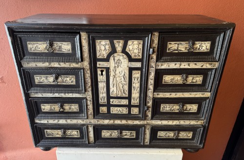 Petit cabinet en bois noirci et ivoire, XVIIe siècle - Mobilier Style 