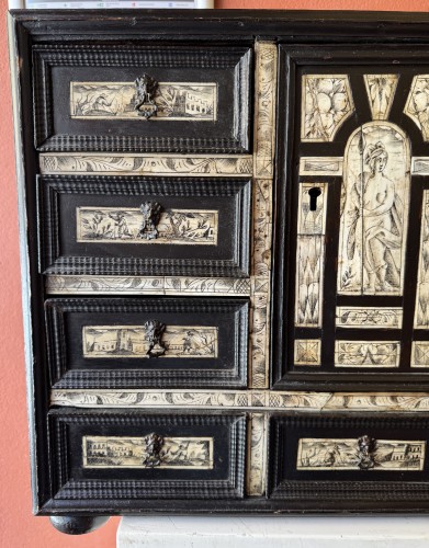 Petit cabinet en bois noirci et ivoire, XVIIe siècle - Blue Antique - Enzo Gironi 