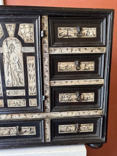 XVIIe siècle - Petit cabinet en bois noirci et ivoire, XVIIe siècle