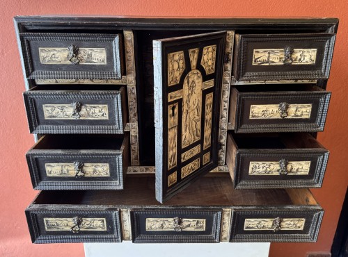 Petit cabinet en bois noirci et ivoire, XVIIe siècle - 