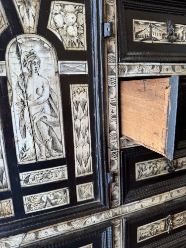  - Petit cabinet en bois noirci et ivoire, XVIIe siècle