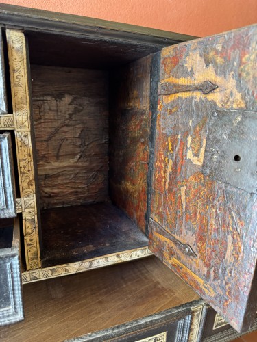 Antiquités - Petit cabinet en bois noirci et ivoire, XVIIe siècle
