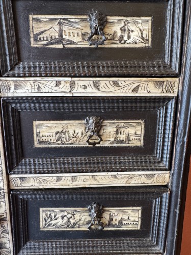 Antiquités - Petit cabinet en bois noirci et ivoire, XVIIe siècle