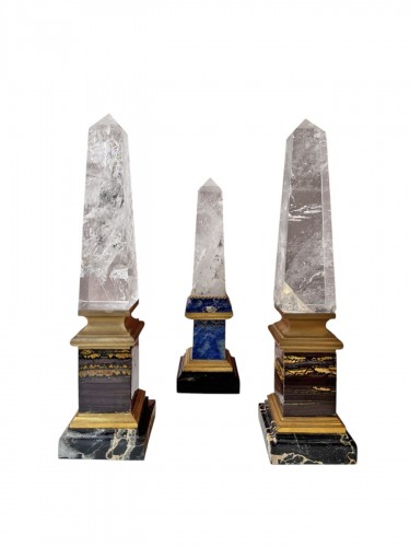 Ensemble de trois obélisques en pierres dures et cristal de roche, début XXe siècle