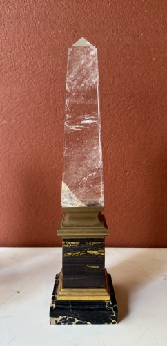 Ensemble de trois obélisques en pierres dures et cristal de roche, début XXe siècle - Objet de décoration Style 