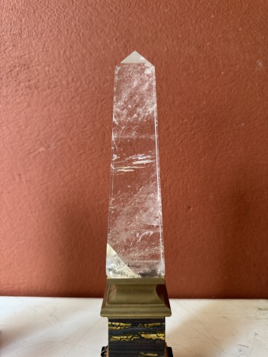 Objet de décoration  - Ensemble de trois obélisques en pierres dures et cristal de roche, début XXe siècle