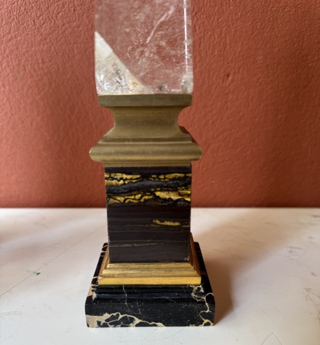 Ensemble de trois obélisques en pierres dures et cristal de roche, début XXe siècle - Blue Antique - Enzo Gironi 