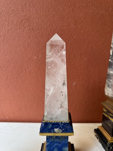 XXe siècle - Ensemble de trois obélisques en pierres dures et cristal de roche, début XXe siècle
