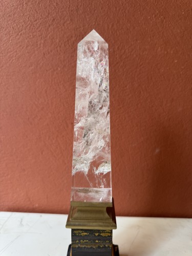  - Ensemble de trois obélisques en pierres dures et cristal de roche, début XXe siècle