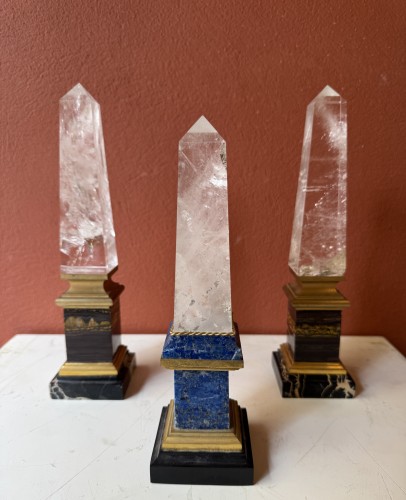 Antiquités - Ensemble de trois obélisques en pierres dures et cristal de roche, début XXe siècle