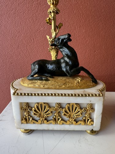 Antiquités - Paire de candélabres aux cerfs vers 1800