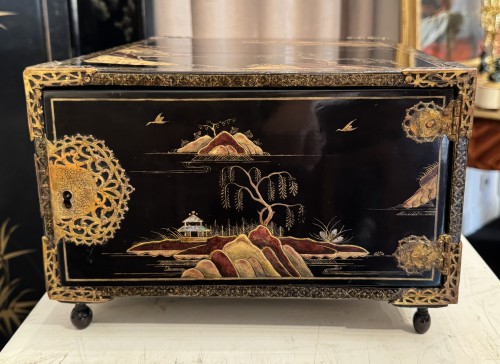 Coffret écritoire de voyage en laque incrustation nacre, Japon 18e siècle - Blue Antique - Enzo Gironi 