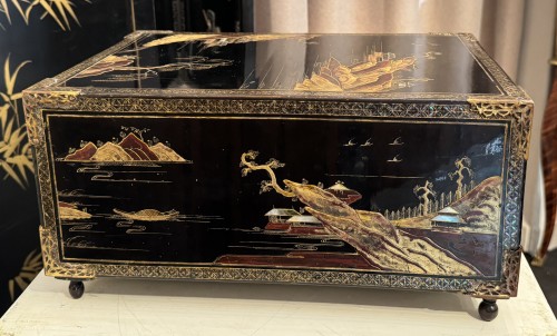 Coffret écritoire de voyage en laque incrustation nacre, Japon 18e siècle - 