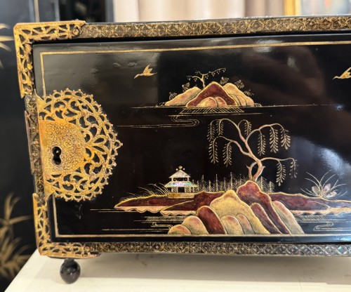  - Coffret écritoire de voyage en laque incrustation nacre, Japon 18e siècle
